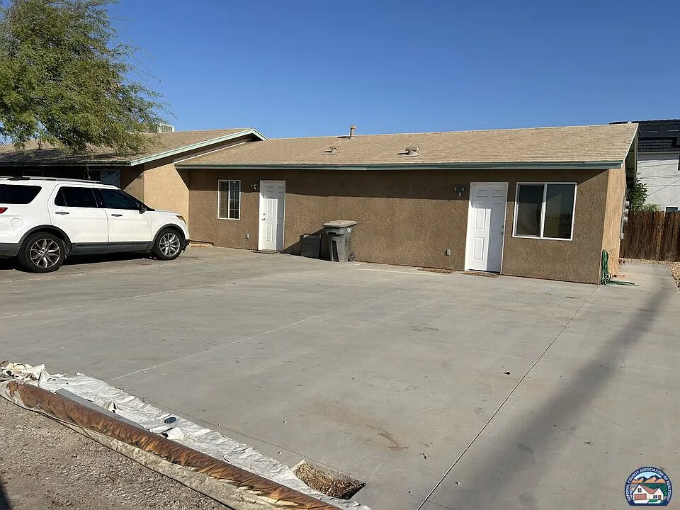 1 bed, 1.0 bath, 300 sqft, $900 — Photo 1