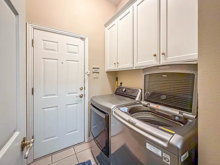 920 Carousel Dr — Photo 22