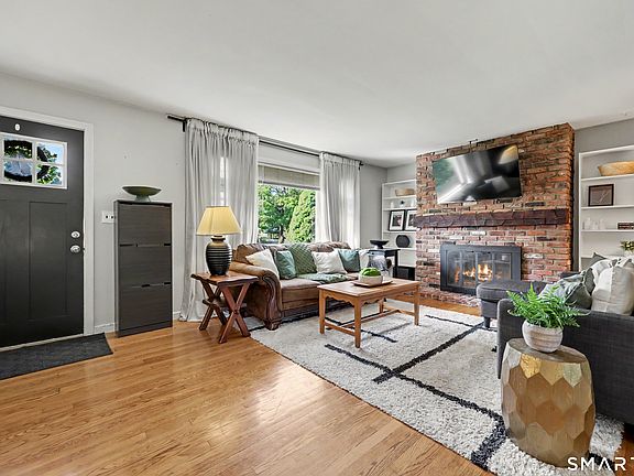 4th image of 12 Hillview Avenue