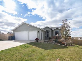 2997 12th Ave W, Dickinson, ND 58601