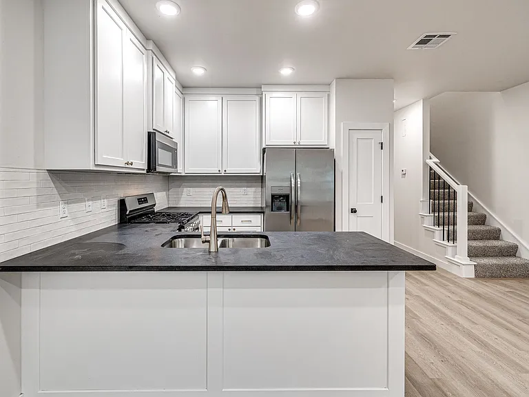 612 W 2nd St #100 — Photo 18