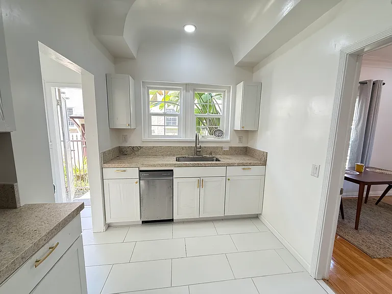 125 N Harper Ave #1/2 — Photo 5