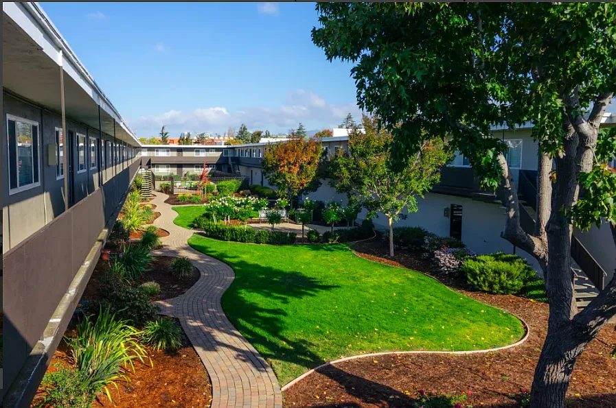 Garden Court Apartments — Photo 3