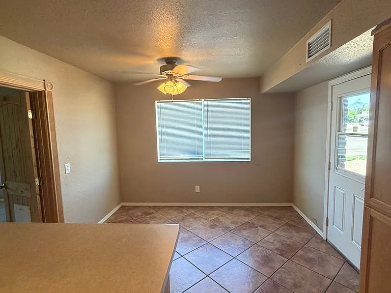 164 E Martin Dr — Photo 6