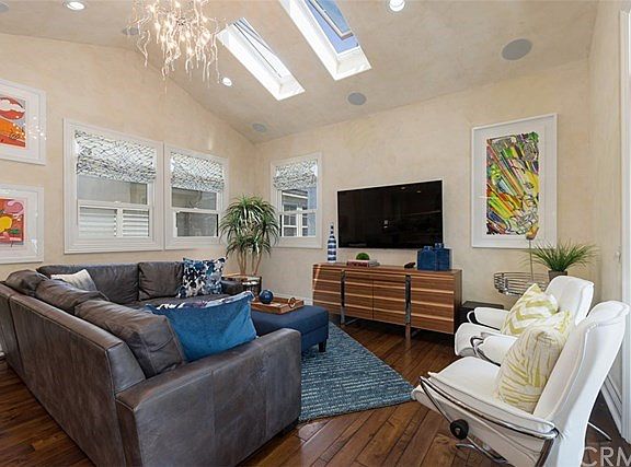 3rd image of 513 1/2 Orchid Ave