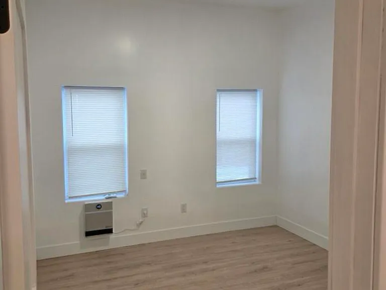 31 Van Zandt St — Photo 4