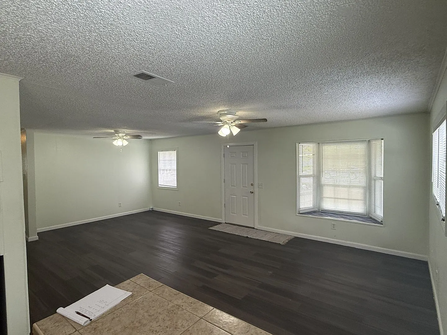 Spacious 4-bedroom, 2-bathroom home — Photo 3
