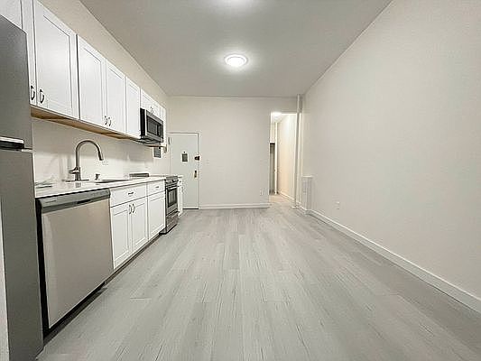 2nd image of 928 2nd Ave #15