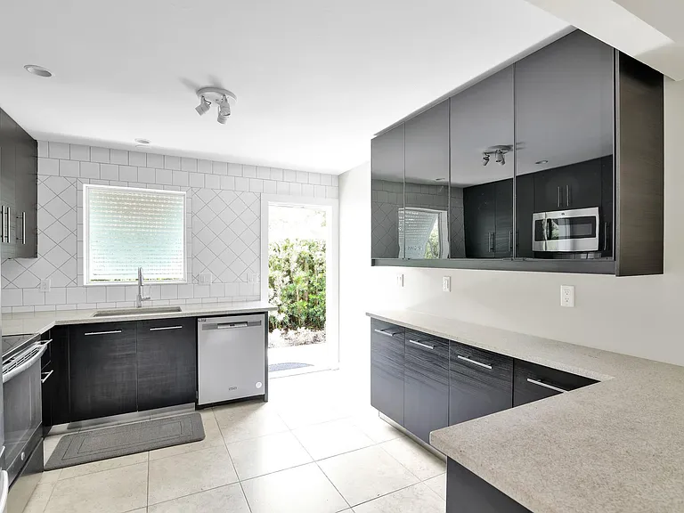 320 NE 1st Ave — Photo 8