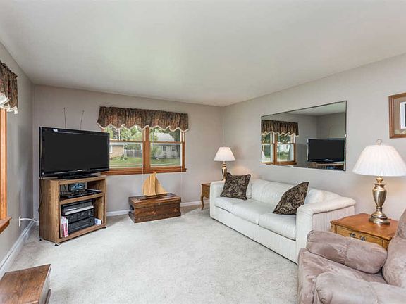3rd image of 1090 Desnoyers St