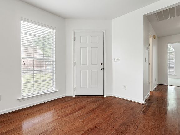 5th image of 1028 Castlemaine Dr