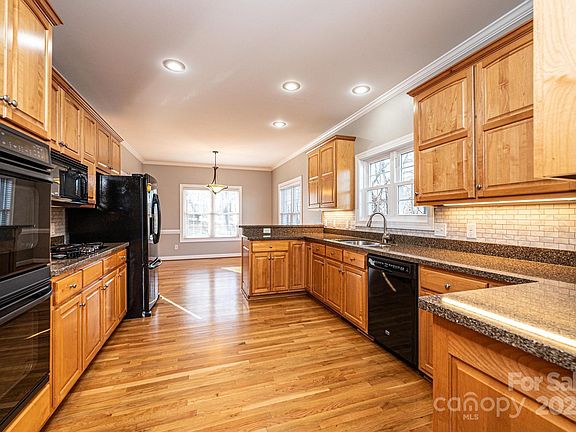 4th image of 1107 Fox Chase Dr