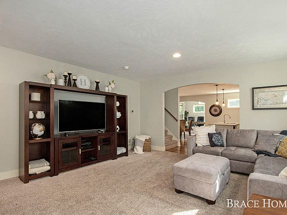 5th image of 3550 Bridgehampton Dr NE