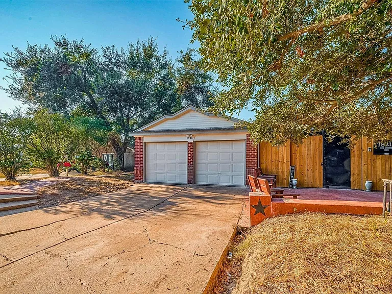 18211 Dinner Creek Dr — Photo 2