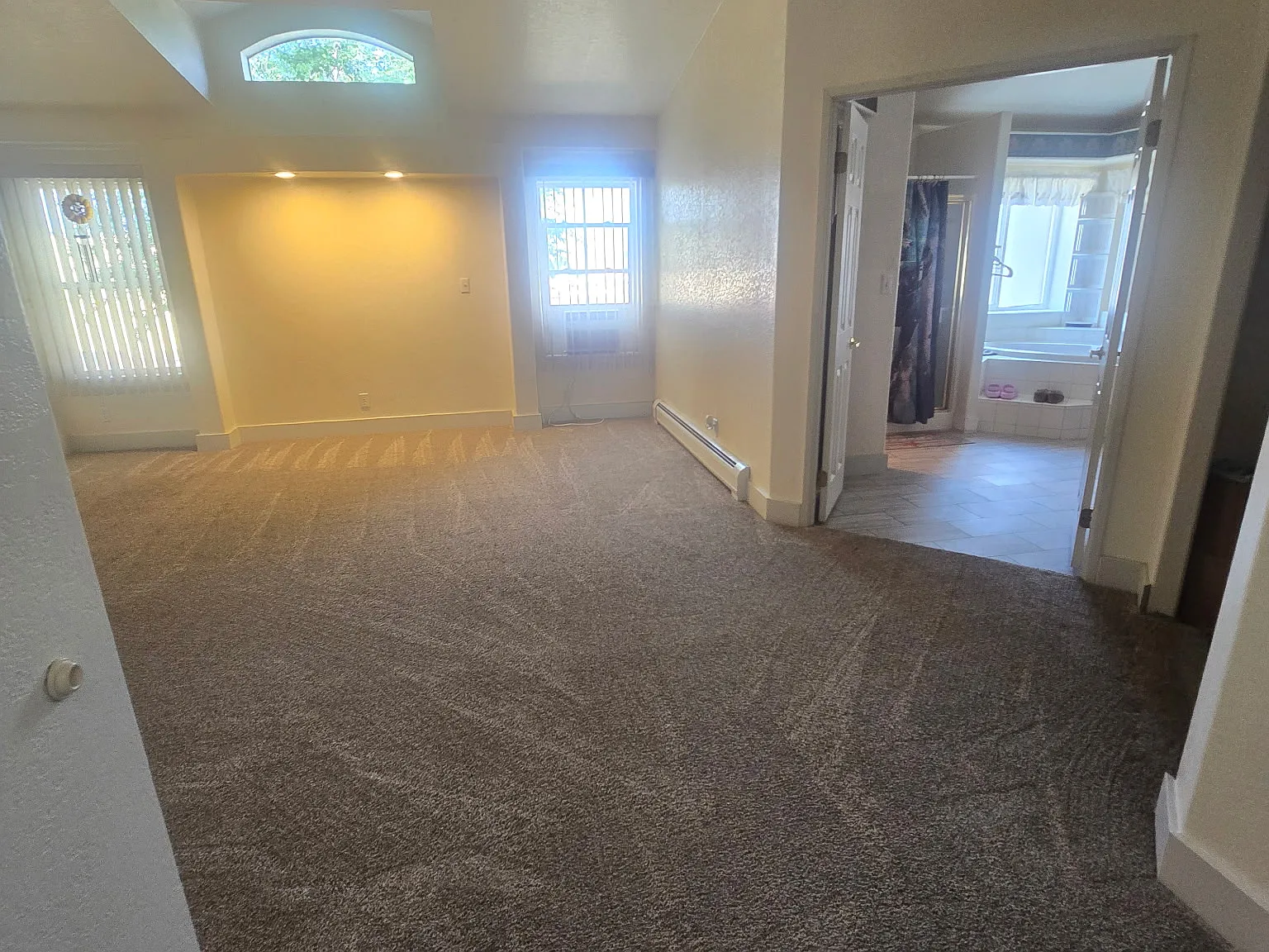 6 bed, 2.5 bath, 5000 sqft, $3,500 — Photo 4