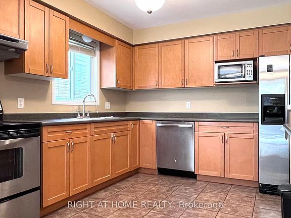 5th image of 858 Whetherfield St