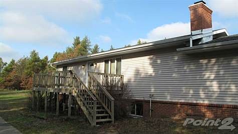 Front of home w/deck