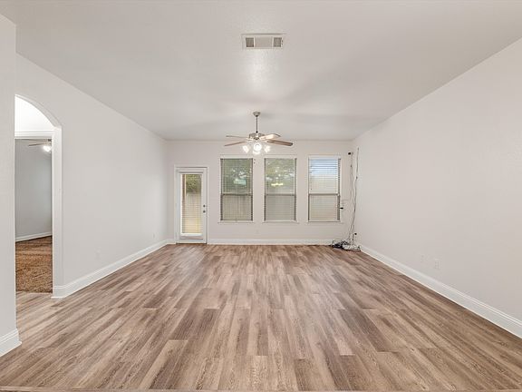3rd image of 610 Alderwood Ct