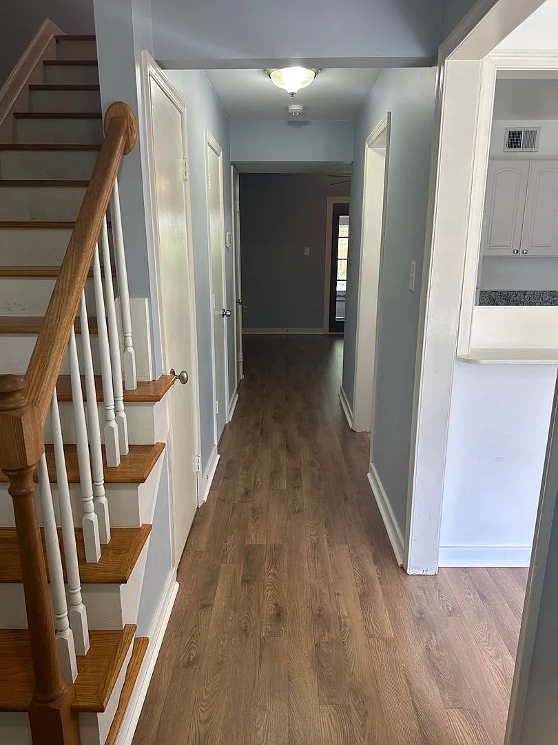 Beautifully Renovated Townehome In Washington Square! — Photo 2