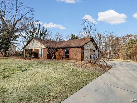 3rd image of 10 Ginger Lake Dr W