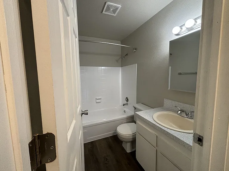 Bridgeporter Apartments — Photo 22
