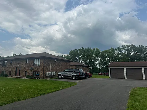 Immaculate Updated 1 & 2 Bedroom with 1 Bath Photo 1