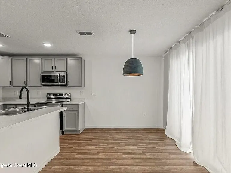271 Wendover Rd SW — Photo 7