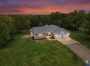 685 W Sanborn St, Parker, SD 57053