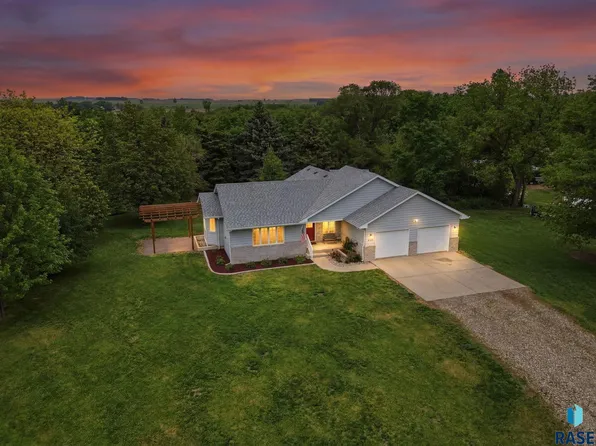 685 W Sanborn St, Parker, SD 57053