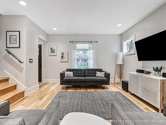 5th image of 417 Gladstone Dr SE