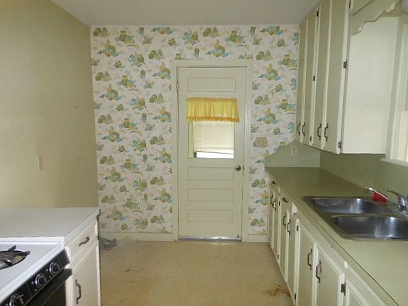 3rd image of 1504 Redwood Ave