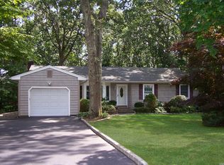 15 Mahogany Rd, Rocky Point, NY 11778