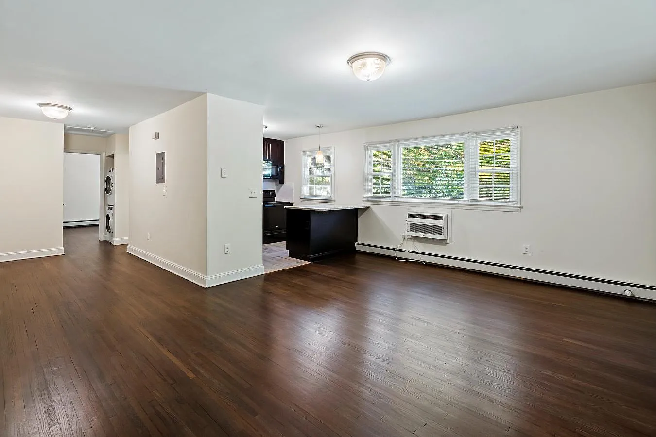Newtonian Garden Apartments — Photo 4