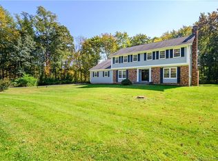 2 Hitching Post Ln, Danbury, CT 06811