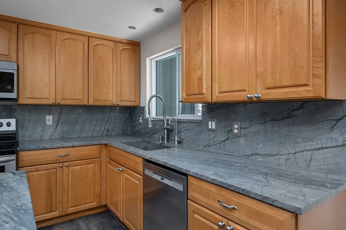 3 bed, 2.0 bath, 1606 sqft, $2,995 — Photo 3