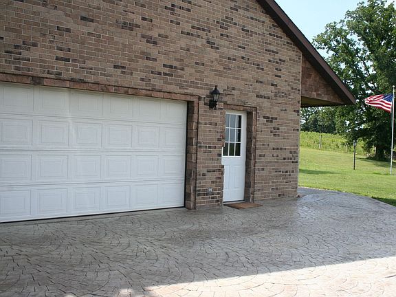 Garage w/stamped concrete