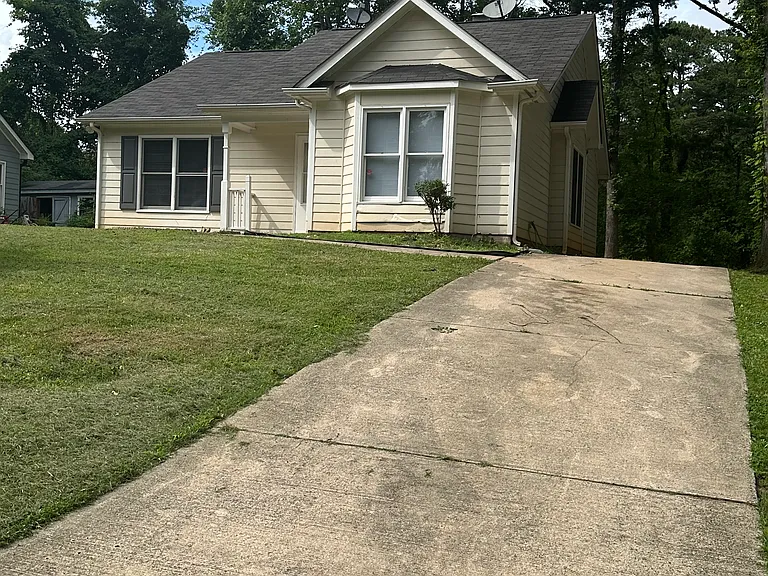 7528 Claymont Dr — Photo 2
