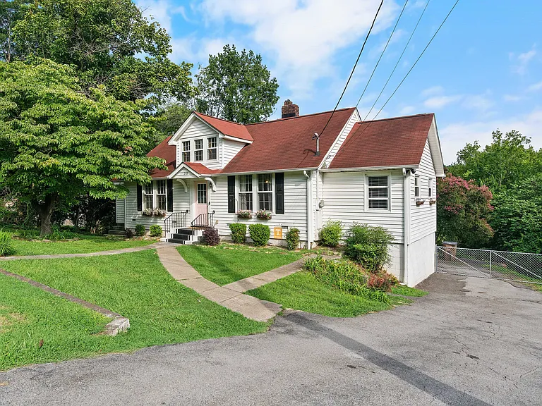 258 E Moody Ave — Photo 3