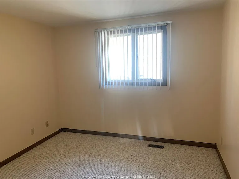 2383 Parkwood Ave — Photo 10