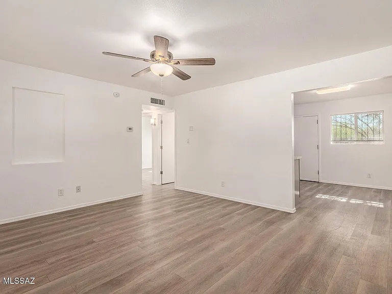 137 S Grande Ave #4 — Photo 5