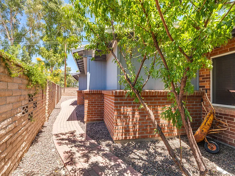 2724 N Gill Ave — Photo 6