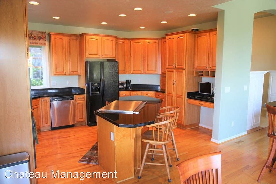 1st image of 448 Melvill Cres