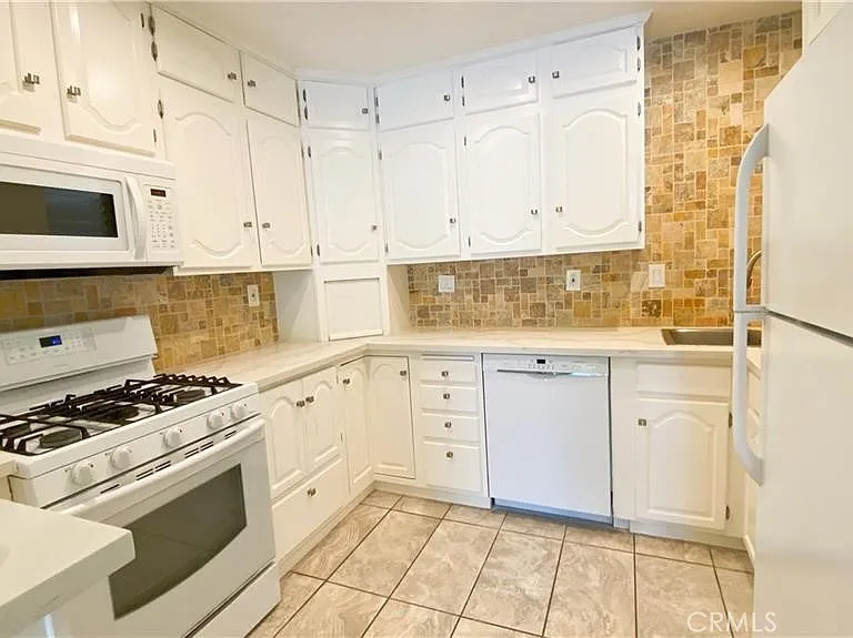 5901 Canterbury Dr #11 — Photo 4