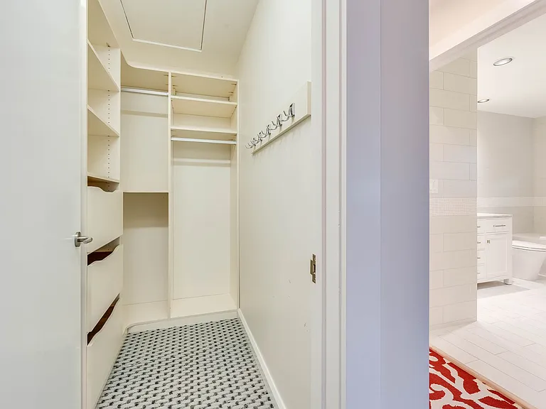 363 E Strawberry Dr — Photo 33