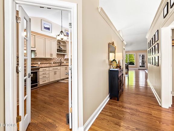 5th image of 270 Valley View Dr