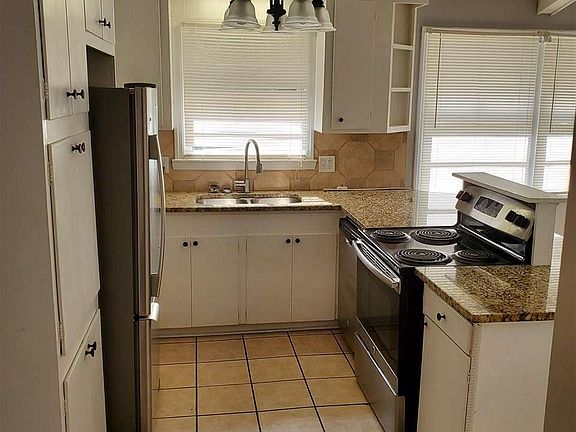 4th image of 1825 E Sandhurst Dr