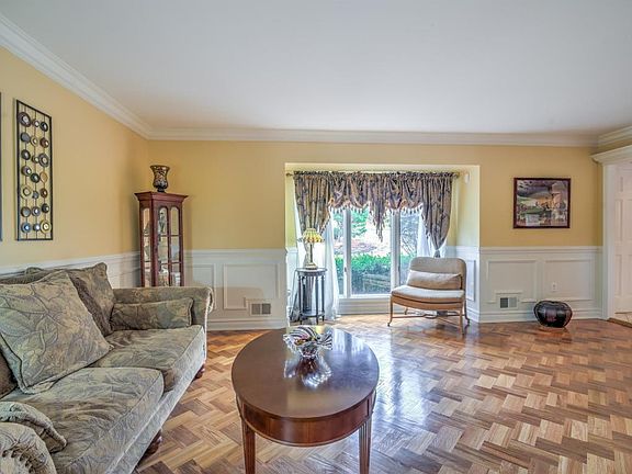 4th image of 15 Cheryl Ln