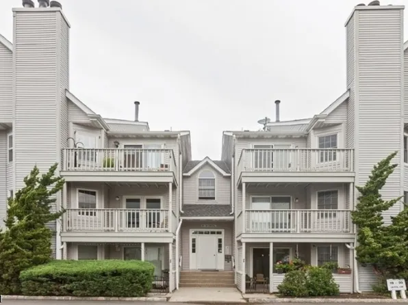 28 Crystal Ln, Paterson City, NJ 07501