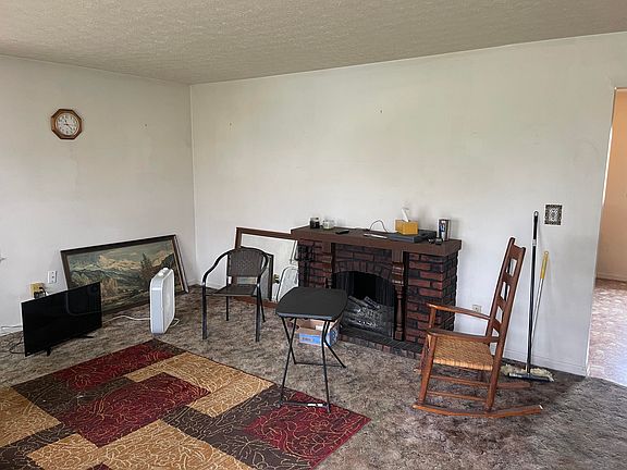 3rd image of 305 Oakwood Dr