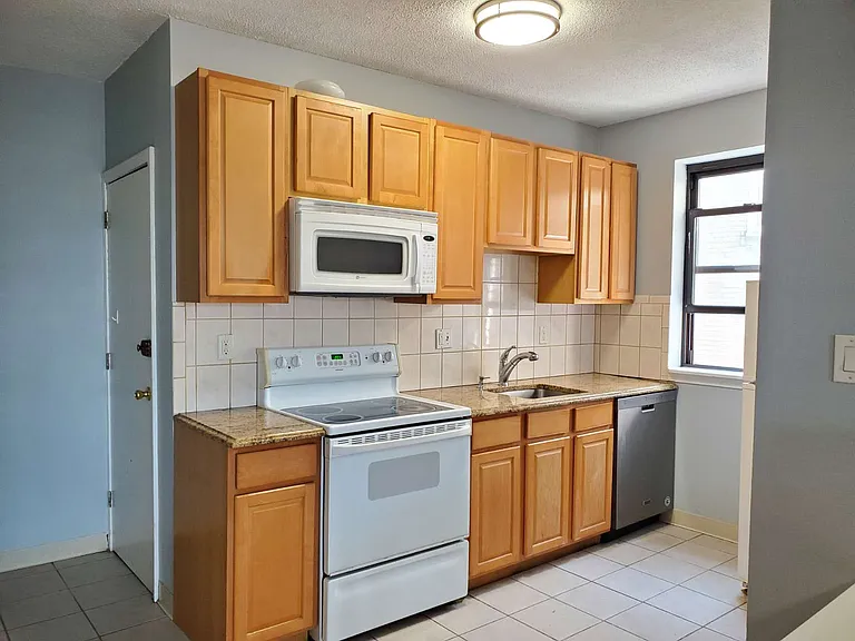 317 Summit Ave #6 — Photo 6